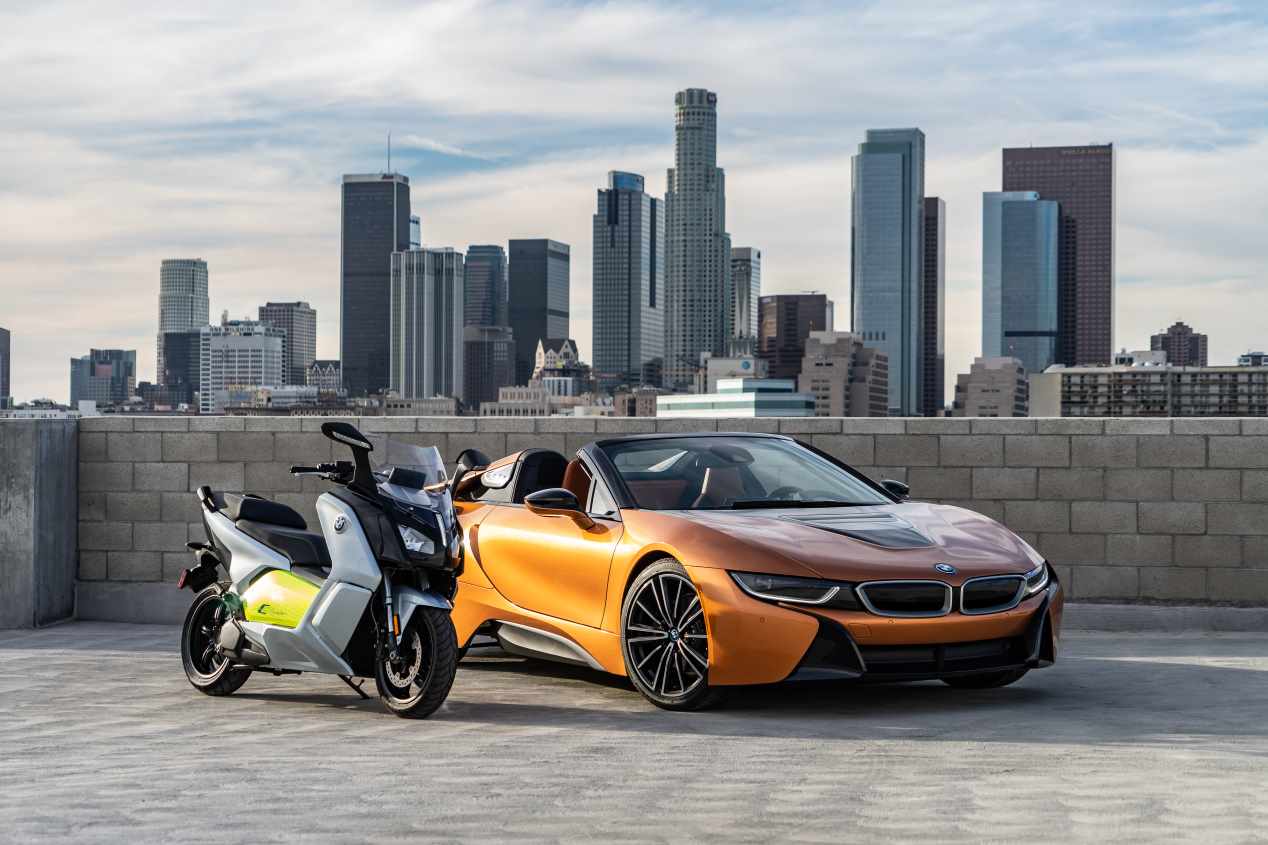 BMW i8 Roadster y C Evolution: movilidad eléctrica a 2 y 4 ruedas... ¡por Los Ángeles!