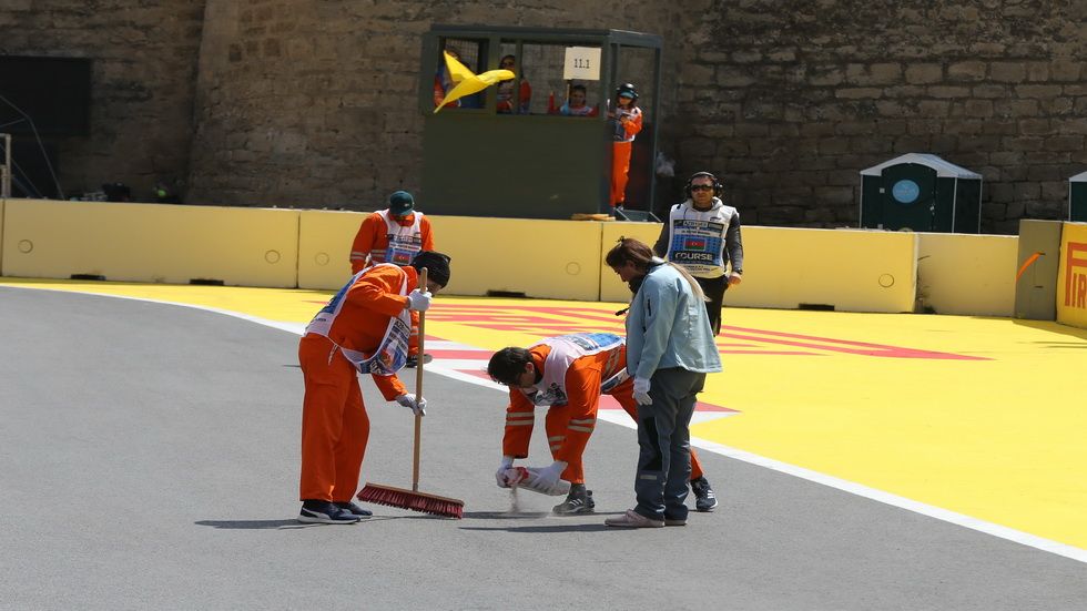 Operarios revisan las tapas de alcantarilla del circuito de Bakú