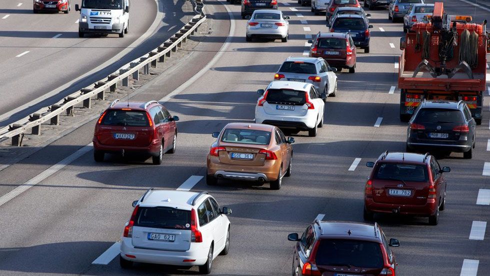 Coches a los que no les corresponde etiqueta de la DGT: ¿hasta cuándo pueden circular?