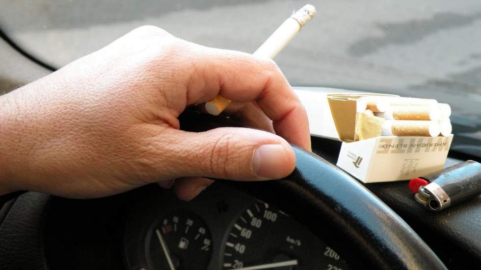Fumar en el coche: ¿te pueden multar en España? ¿Y en otros países?