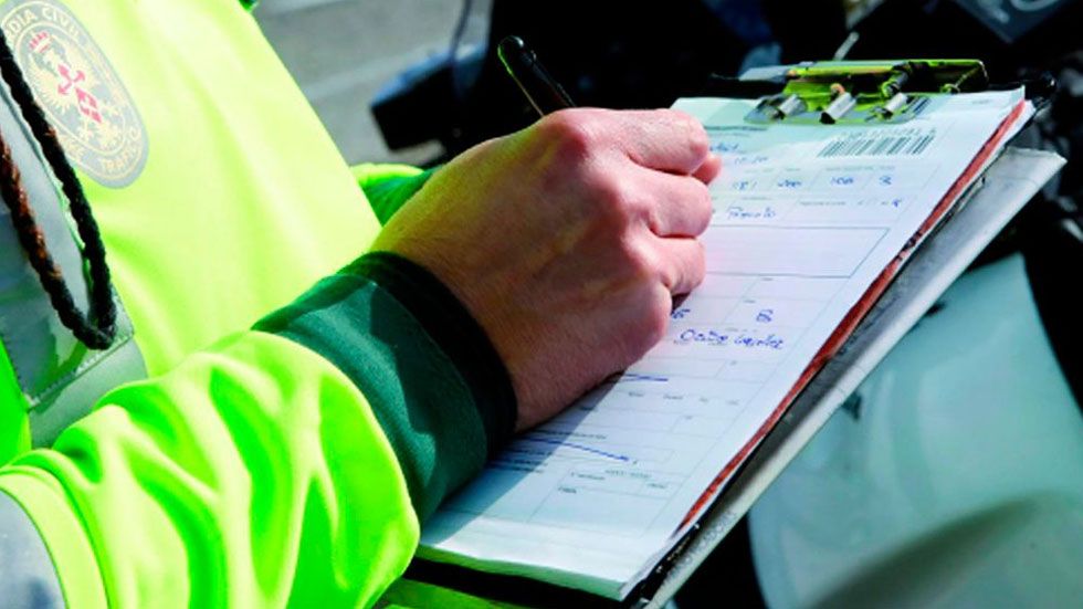 El teléfono 902 de la DGT (de pago) para reclamar las multas de tráfico: ¿por qué?