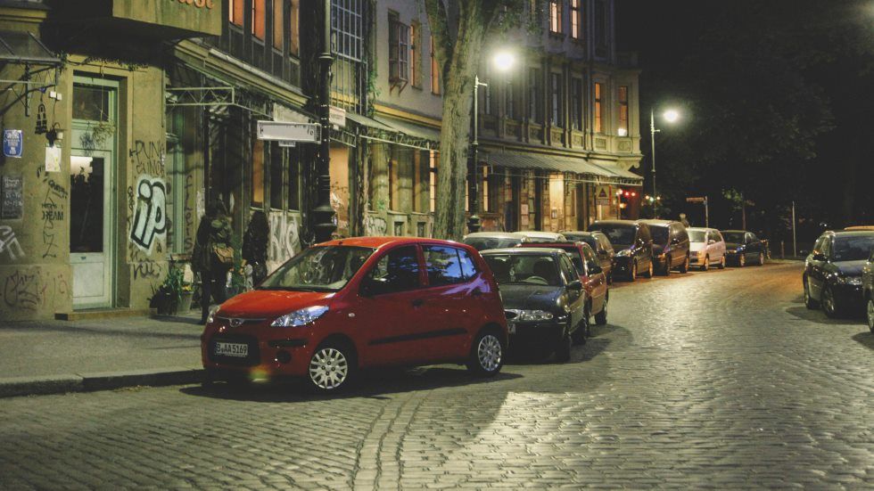 Hasta 3.000 € de multa por estar de noche parado con el coche en marcha