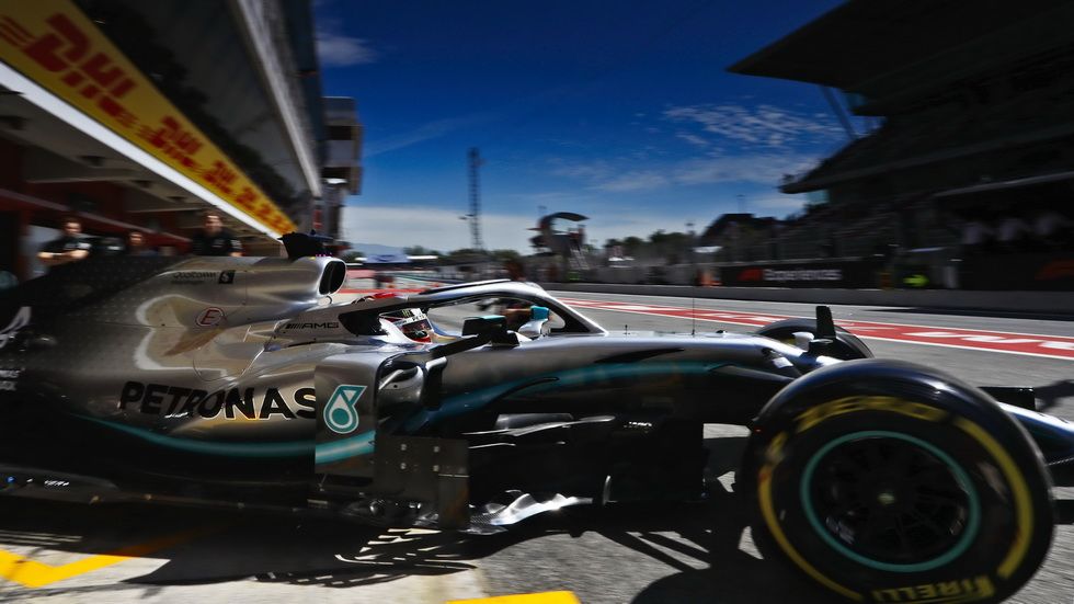 Lewis Hamilton (Mercedes) saliendo de su garaje