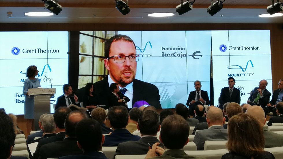 Los directivos del sector apuestan por los coches híbridos, enchufables y eléctricos