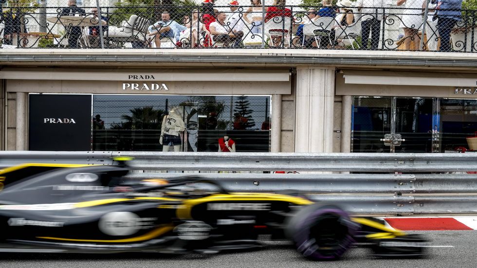 Carlos Sainz con el Renault en 2018 por las calles del Principado