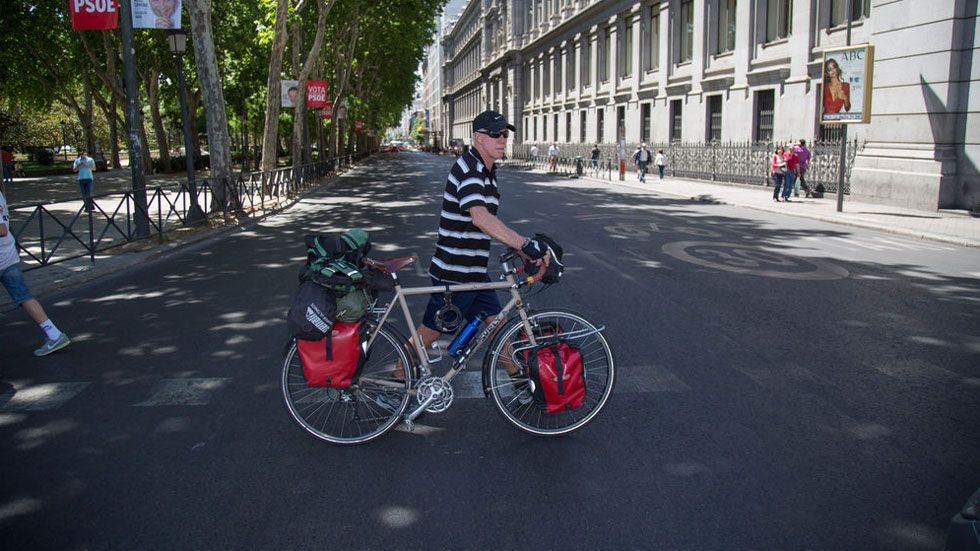 Cruzar un paso de cebra subido en una bici, ¿es ilegal? ¿Tiene multa?