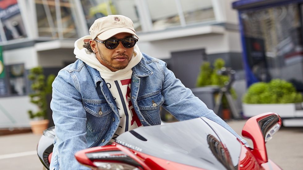 Lewis Hamilton llega al circuito en su moto