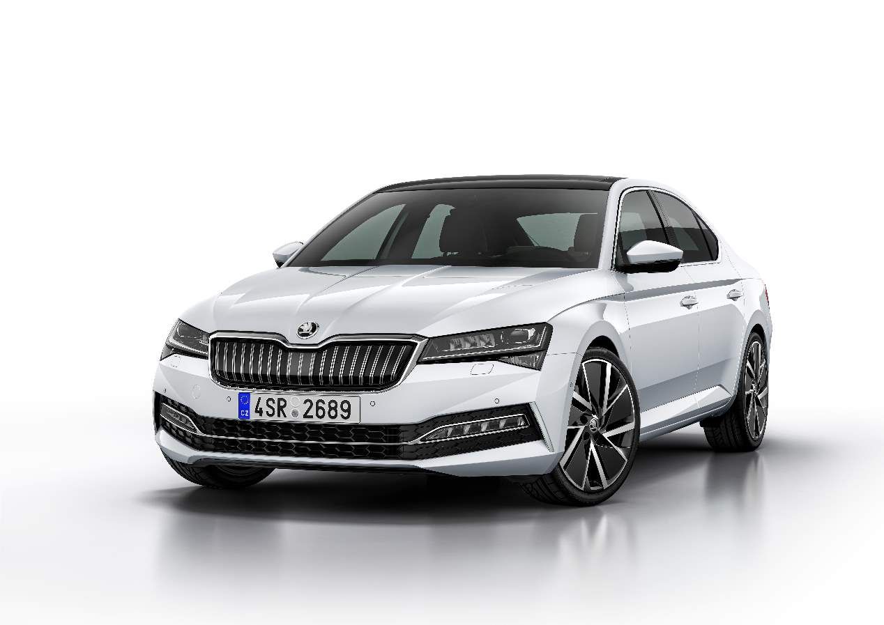 Skoda Superb iV 2019: primeras fotos oficiales de la nueva berlina híbrida enchufable