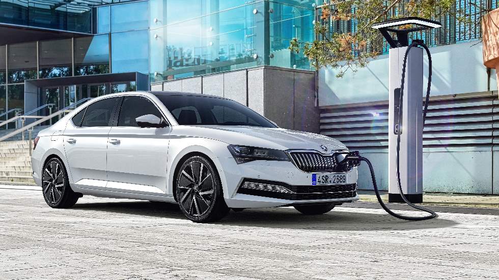 Skoda Superb, datos y fotos de la nueva berlina híbrida enchufable