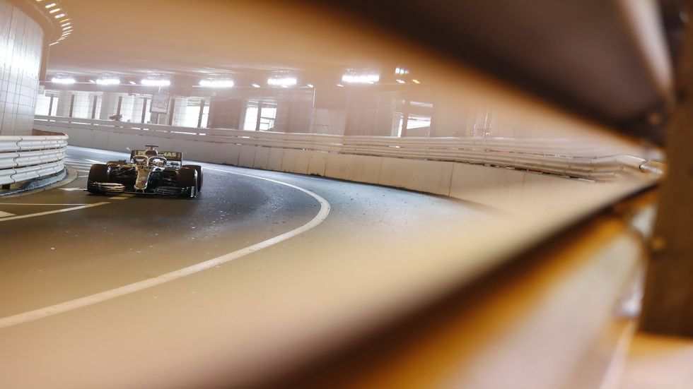 Lewis Hamilton (Mercedes) en el túnel de Mónaco