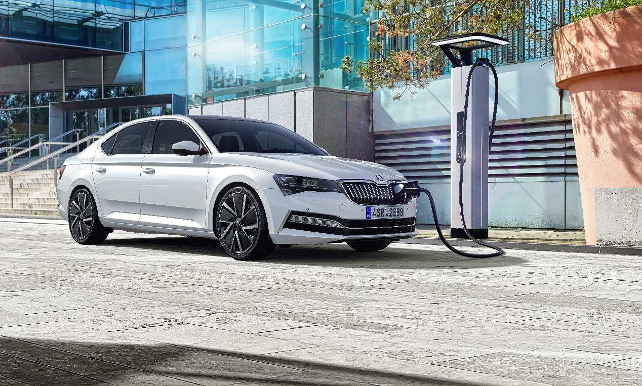 Skoda Superb iV 2019: primeras fotos oficiales de la nueva berlina híbrida enchufable