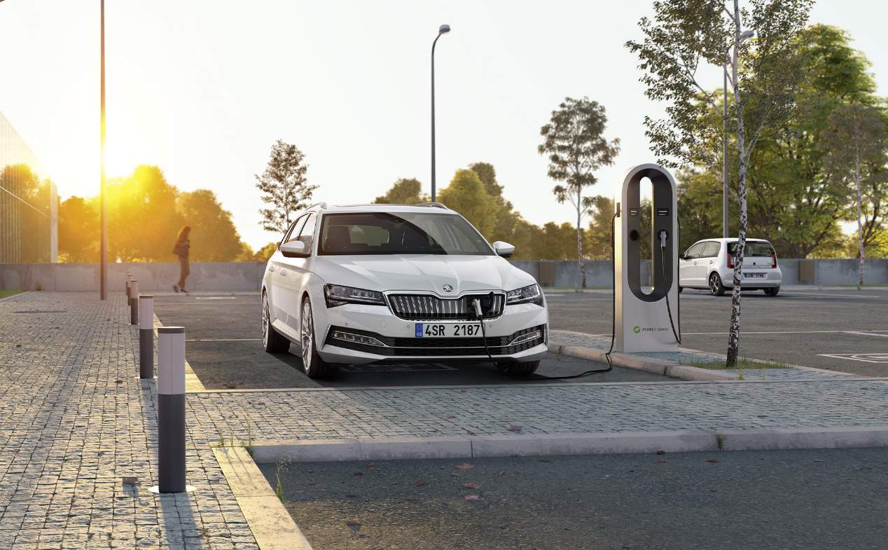 Skoda Superb iV 2019: primeras fotos oficiales de la nueva berlina híbrida enchufable