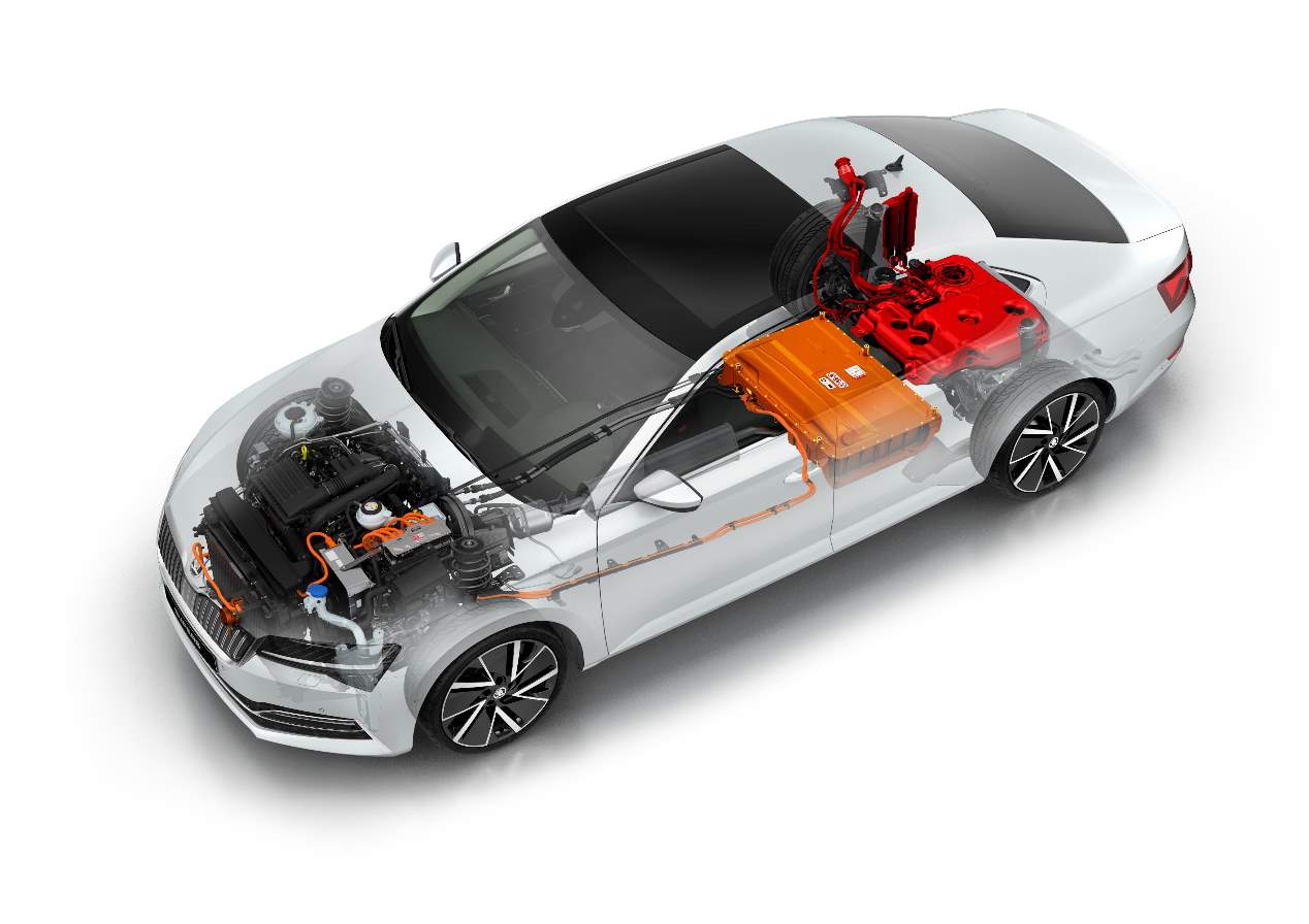 Skoda Superb iV 2019: primeras fotos oficiales de la nueva berlina híbrida enchufable
