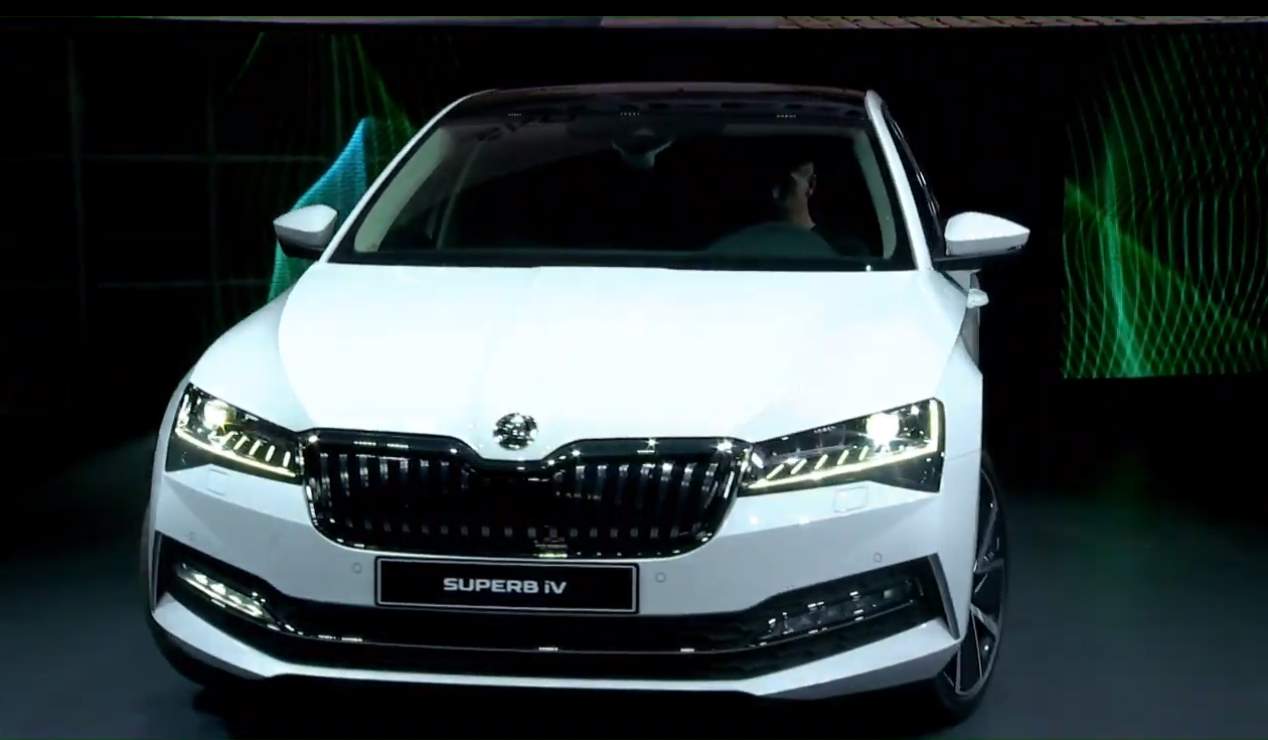 Skoda Superb iV 2019: primeras fotos oficiales de la nueva berlina híbrida enchufable
