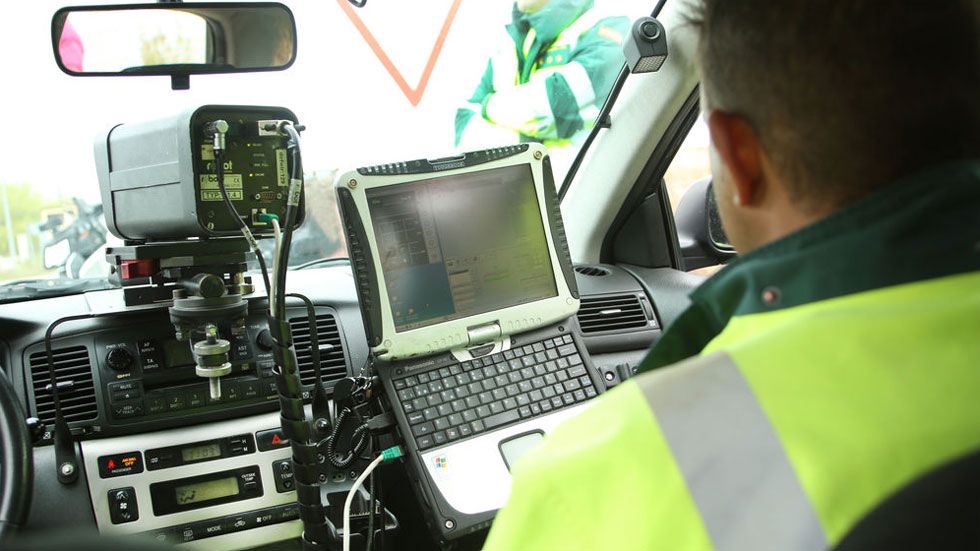 Radares en cascada, cajas vacías, líneas verdes… Los trucos de la DGT para multar y evitar que corras