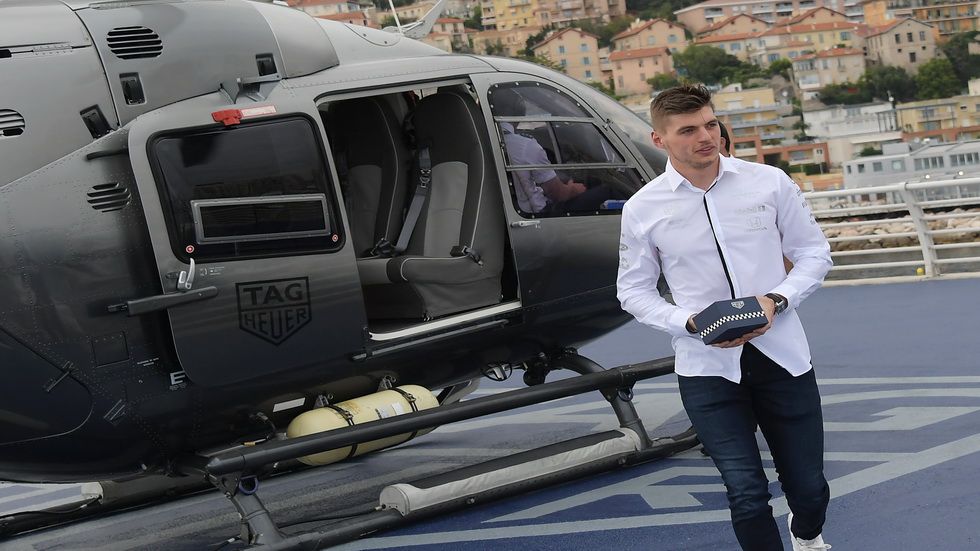 Verstappen bajando del helicóptero con el reloj