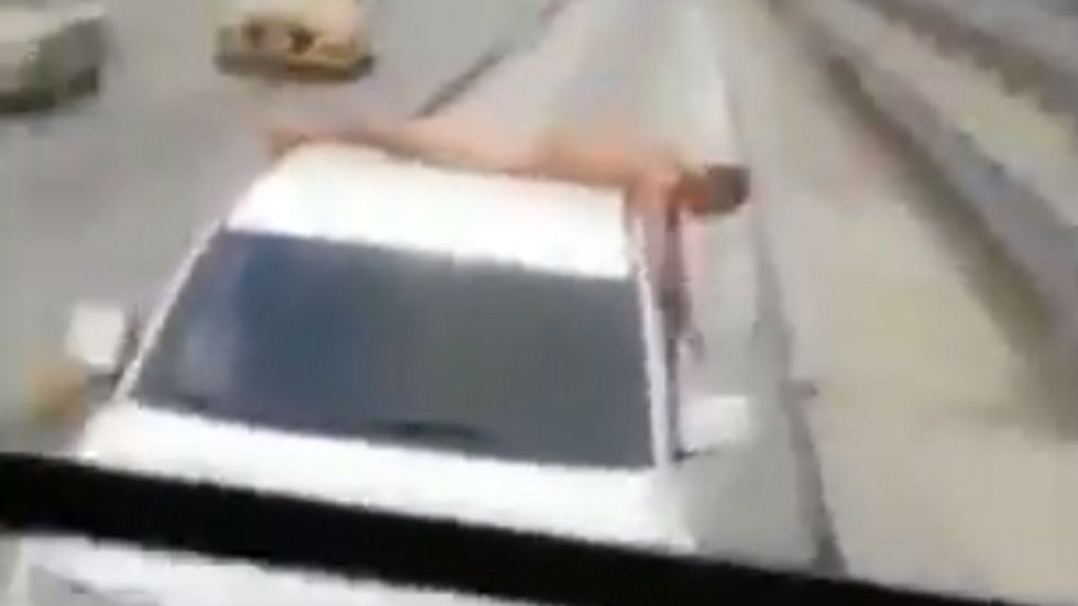 Conduce con su marido desnudo en el techo del coche tras pillarle siendo infiel