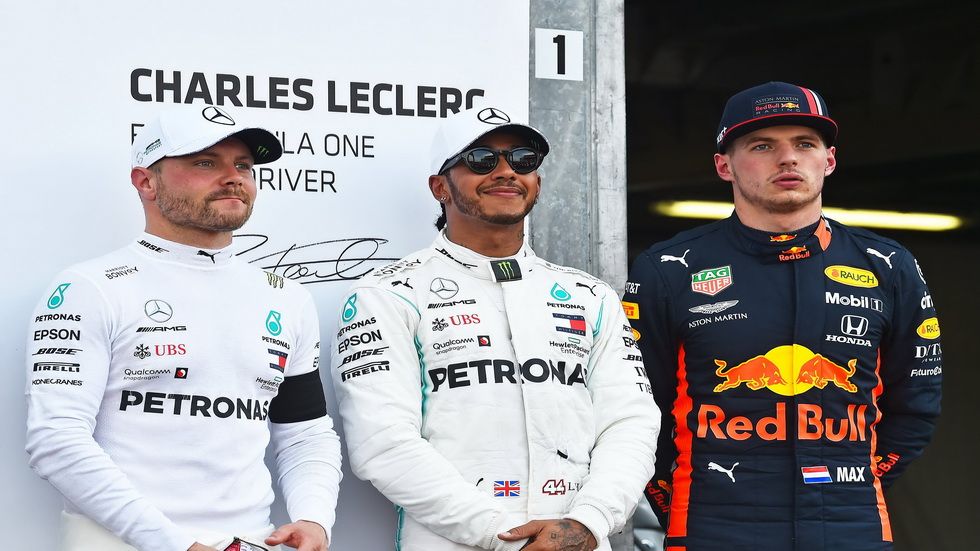 Los tres primeros pilotos en la parrilla: Hamilton, Bottas y Verstappen