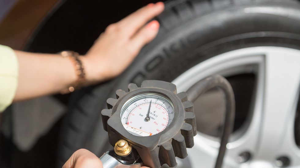 Por qué (y cómo) tienes que comprobar la presión de neumáticos de tu coche ahora más que nunca