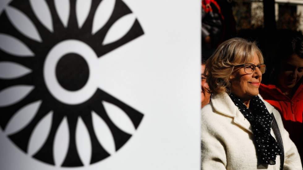 Manuela Carmena junto al logo de Madrid Central