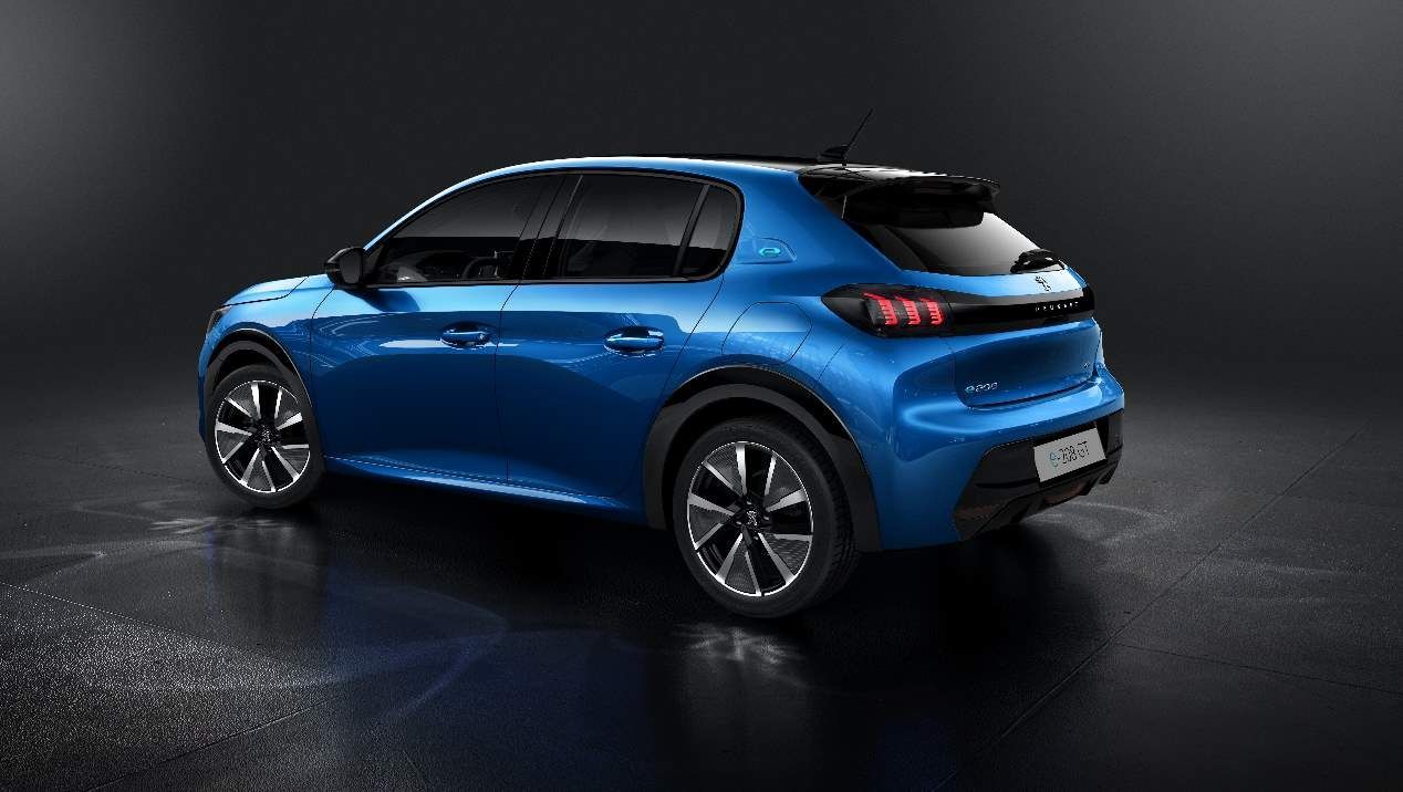 Peugeot e-208 vs Opel Corsa-e: los nuevos utilitarios eléctricos, ¿cuál será mejor?
