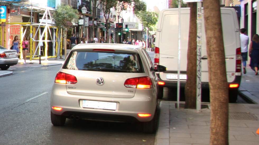 En la imagen, un vehículo estacionado en doble fila en una calle madrileña.