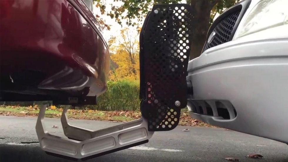 Así es el coche tenaza: lo último en inmovilización de vehículos (Vídeo)