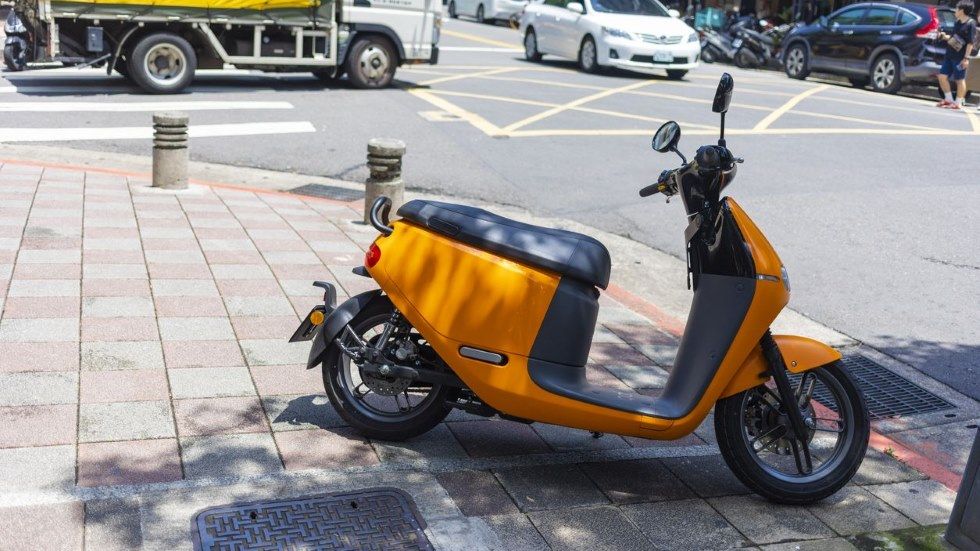 Restringido el aparcamiento en aceras y la circulación de motos en Valencia