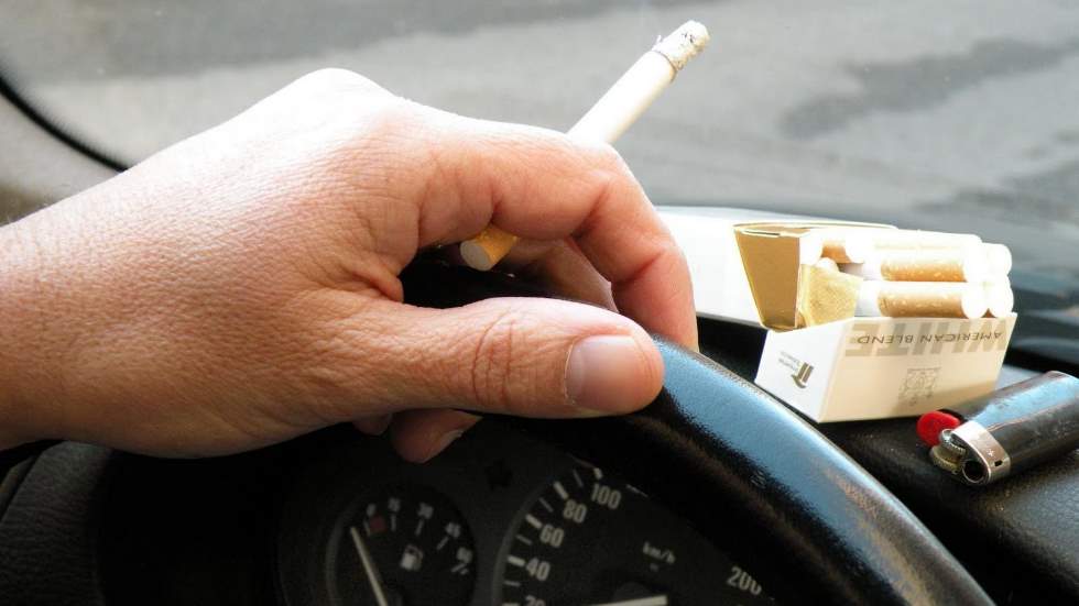 La prohibición de fumar en los coches privados en España, más cerca