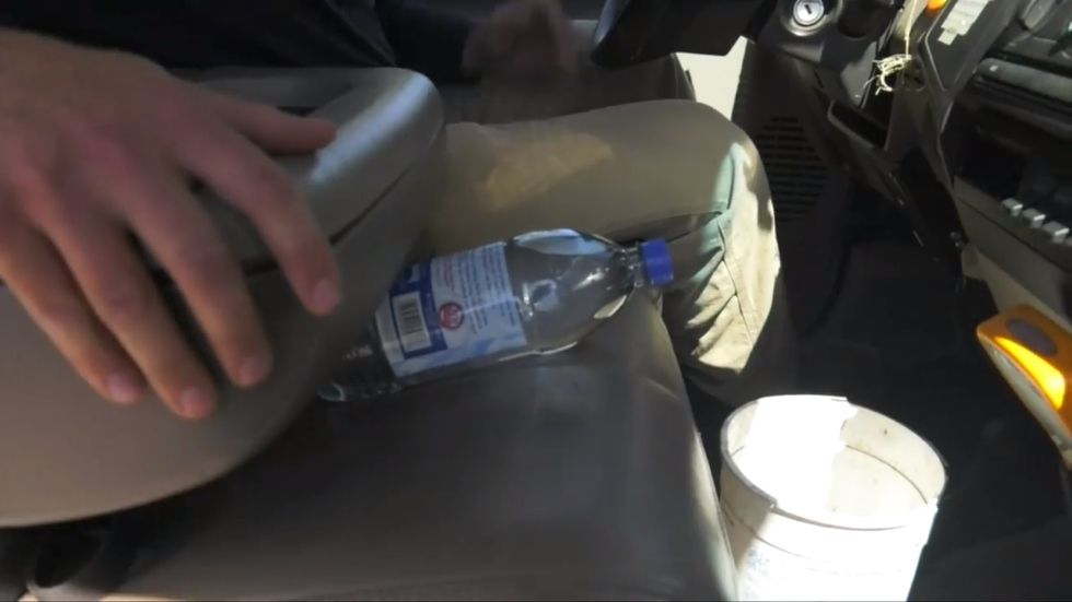 Por qué dejar botellas de agua en tu coche es un gran peligro y puede ser mortal