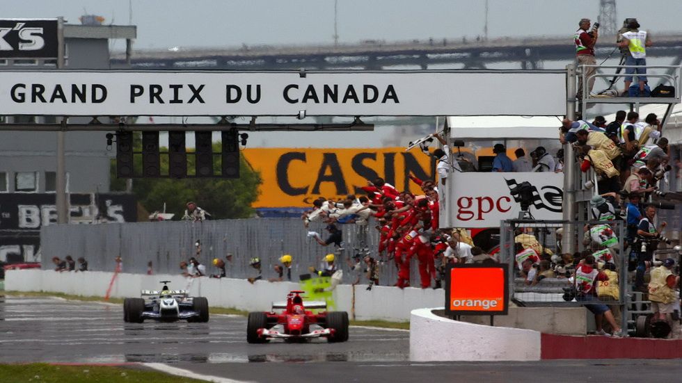 Michael Schumacher cruzando la meta en el GP de Canadá de 2004, su última victoria