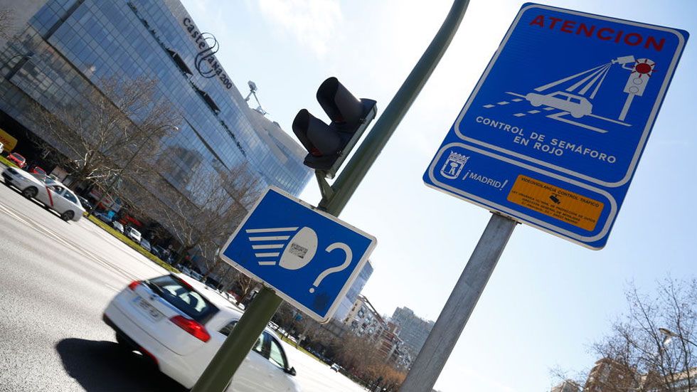 Un nuevo sistema en tu coche te anticipará si llegas a un semáforo en verde… y a qué velocidad lo harás