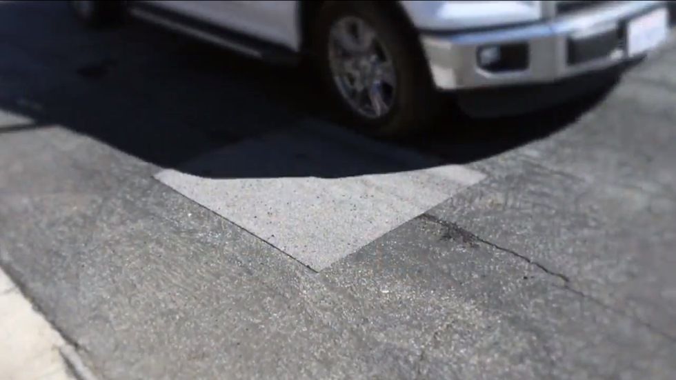 Parches adhesivos de asfalto: la solución rápida y barata contra las malas carreteras