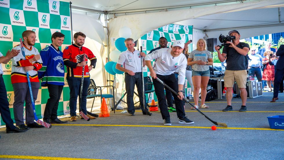 Bottas jugando al hockey en la sede de Petronas en Calgary