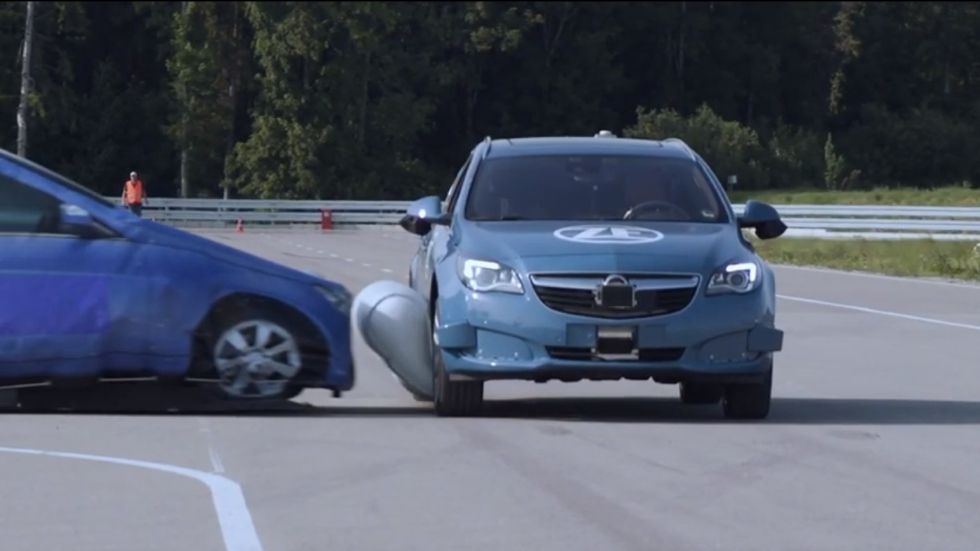 Así es el primer airbag lateral externo que pronto podría llevar tu coche