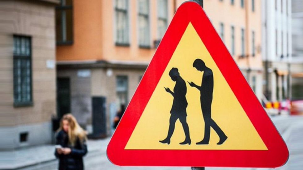 Multas a peatones que caminen distraídos por el móvil: ¿prohibido?