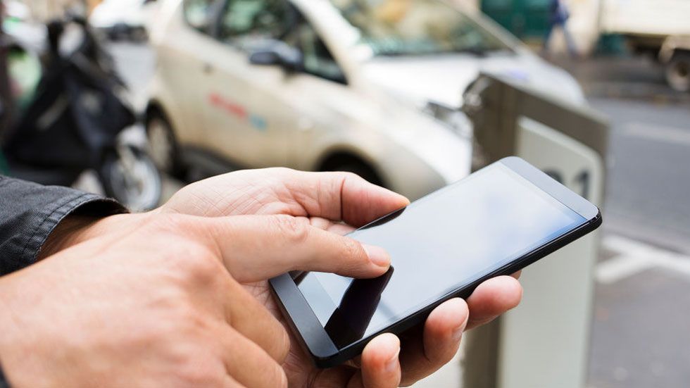 Las recargas de los coches eléctricos ya pueden pagar en España por móvil: te contamos cómo