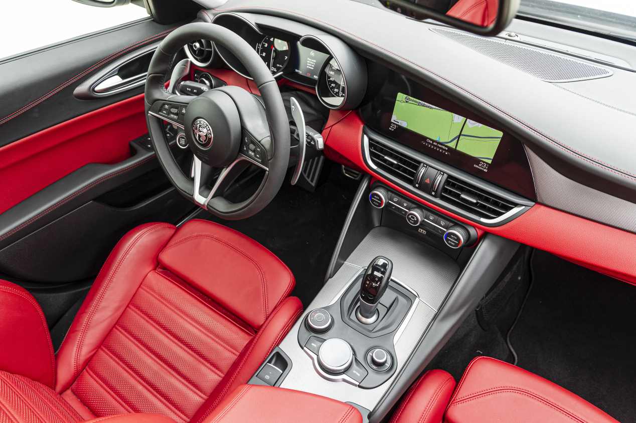 Comparativa: Alfa Romeo Giulia 2.0T Veloce vs Kia Stinger 3.3 T-GDI GT