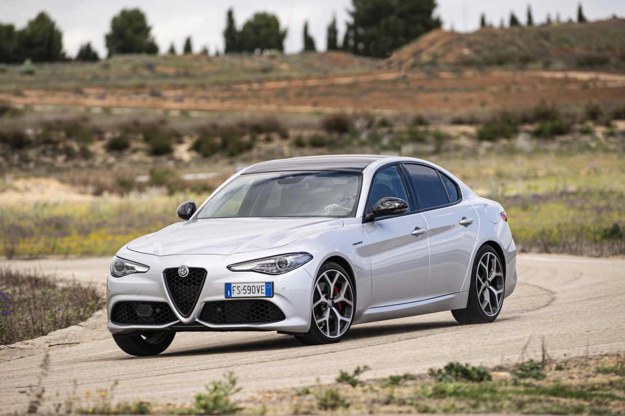 Comparativa: Alfa Romeo Giulia 2.0T Veloce vs Kia Stinger 3.3 T-GDI GT