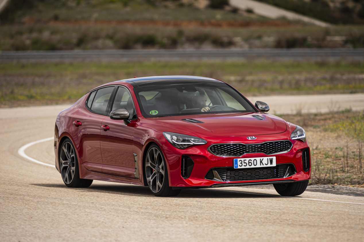 Comparativa: Alfa Romeo Giulia 2.0T Veloce vs Kia Stinger 3.3 T-GDI GT
