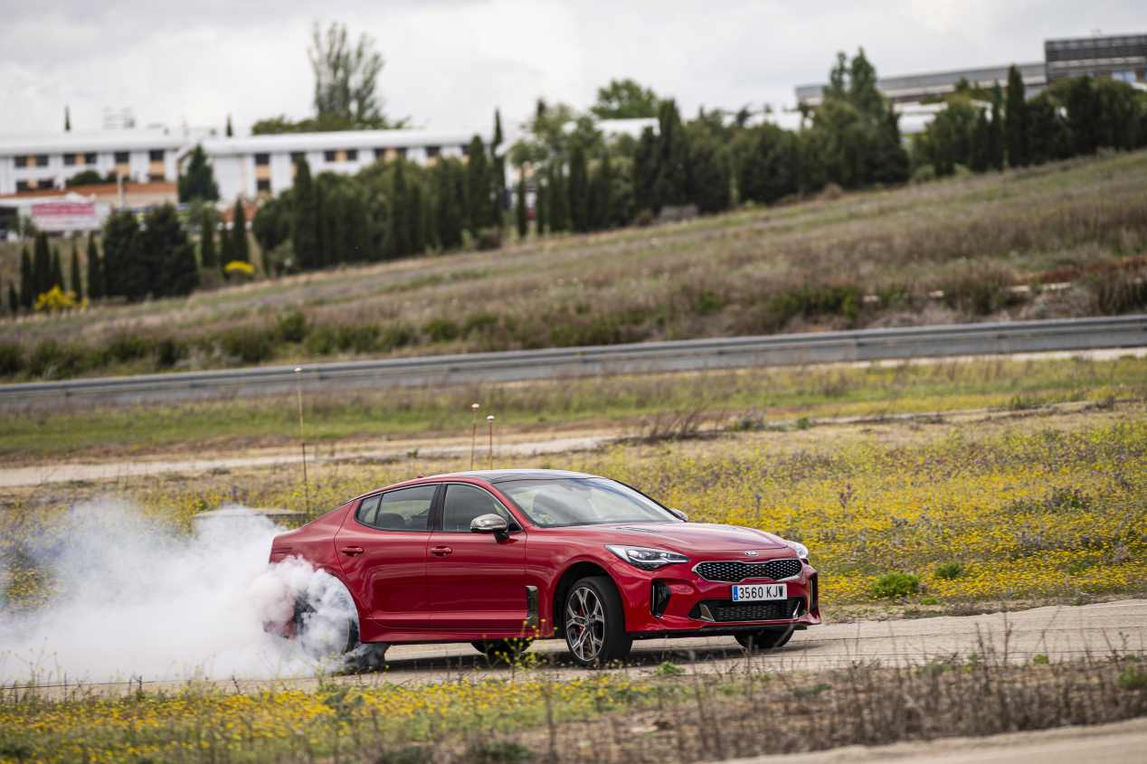 Comparativa: Alfa Romeo Giulia 2.0T Veloce vs Kia Stinger 3.3 T-GDI GT