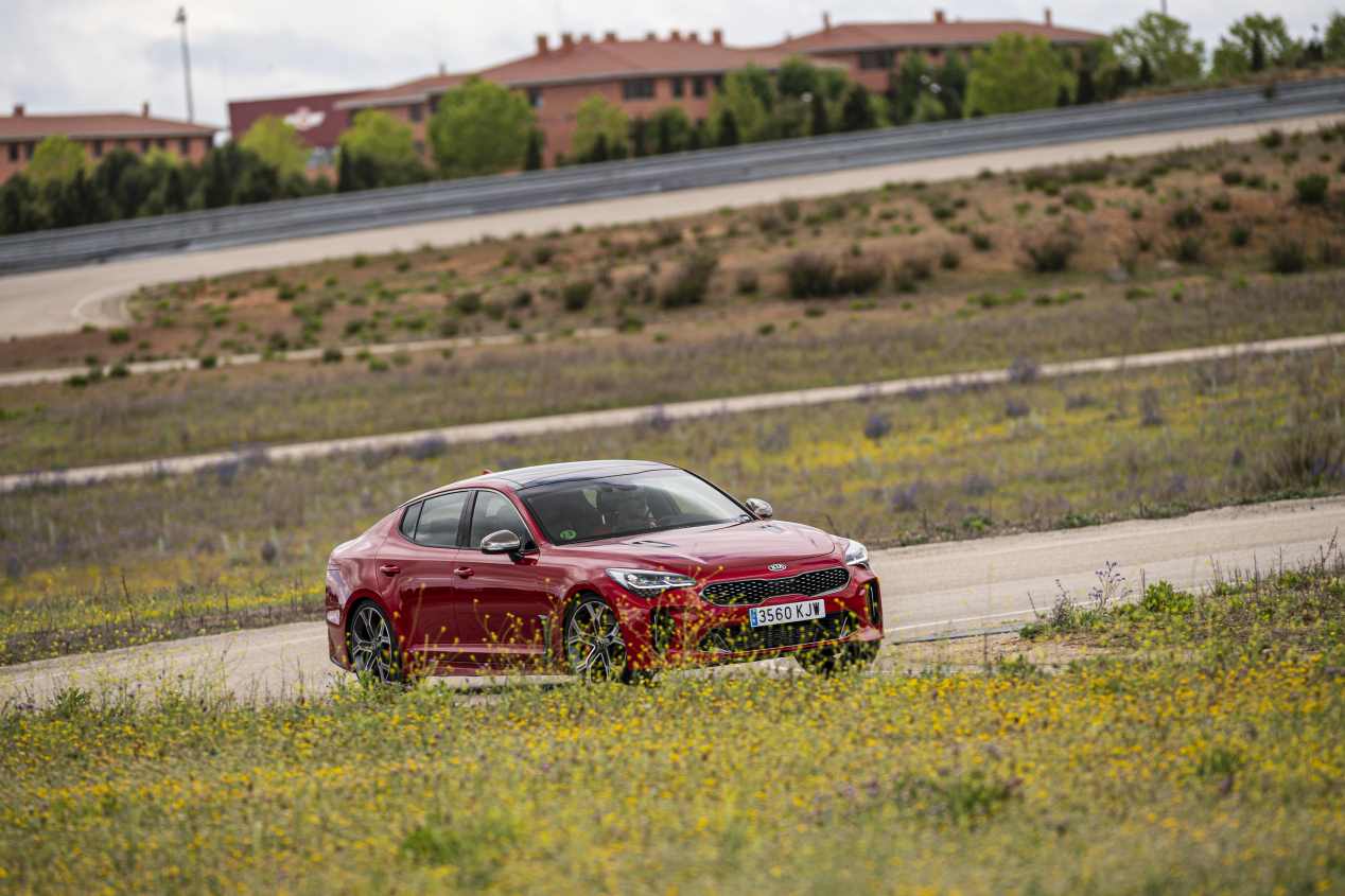Comparativa: Alfa Romeo Giulia 2.0T Veloce vs Kia Stinger 3.3 T-GDI GT