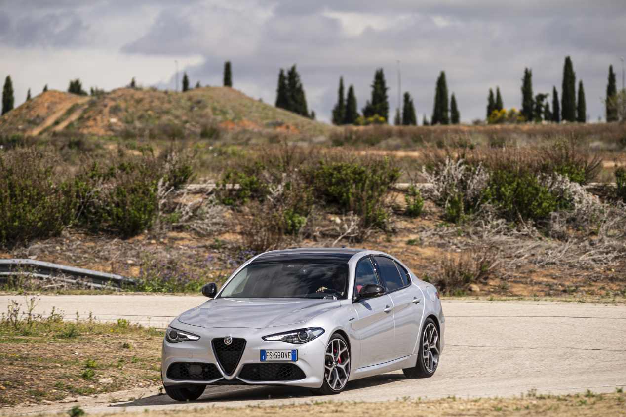 Comparativa: Alfa Romeo Giulia 2.0T Veloce vs Kia Stinger 3.3 T-GDI GT
