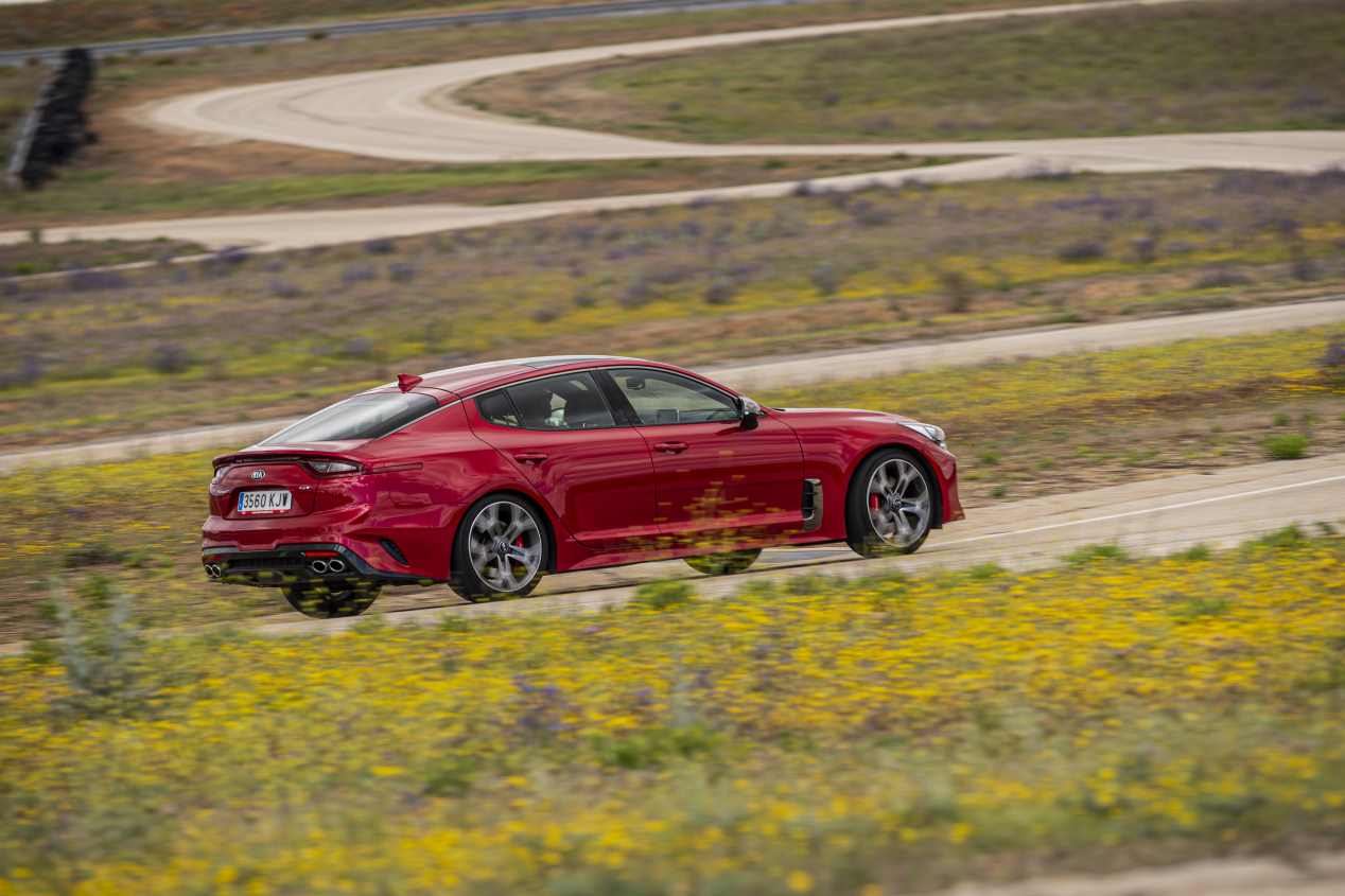 Comparativa: Alfa Romeo Giulia 2.0T Veloce vs Kia Stinger 3.3 T-GDI GT