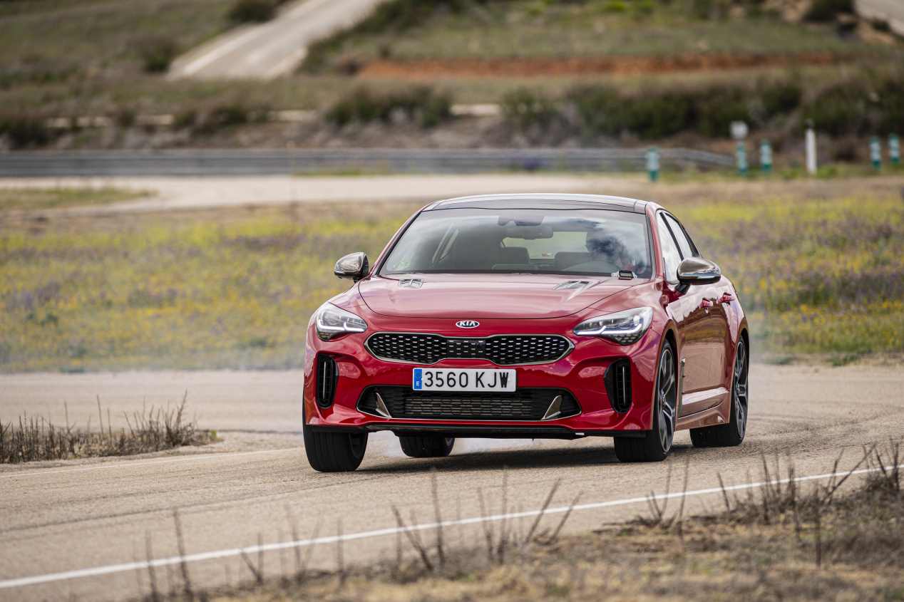 Comparativa: Alfa Romeo Giulia 2.0T Veloce vs Kia Stinger 3.3 T-GDI GT