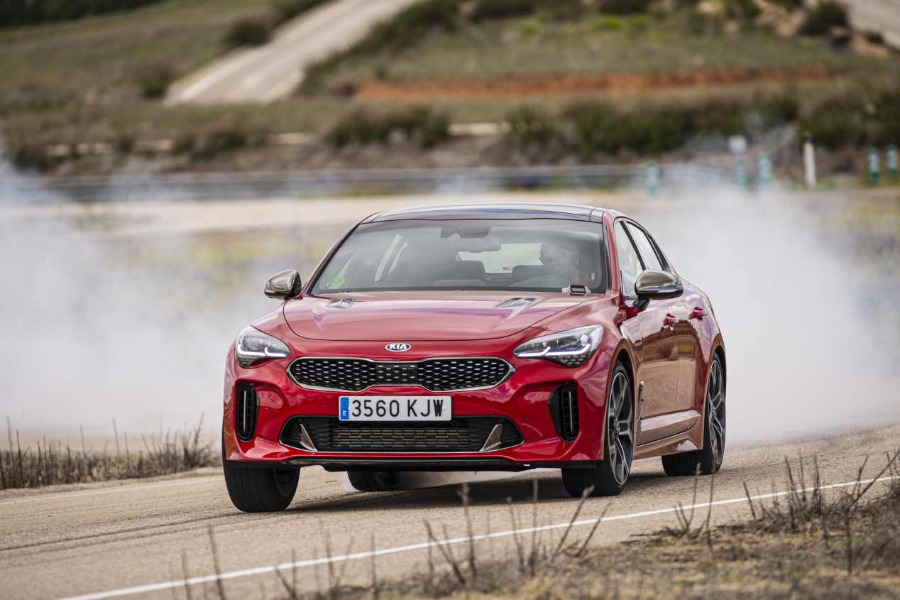Comparativa: Alfa Romeo Giulia 2.0T Veloce vs Kia Stinger 3.3 T-GDI GT