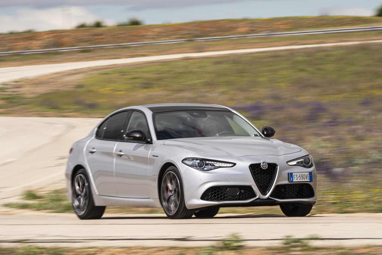 Comparativa: Alfa Romeo Giulia 2.0T Veloce vs Kia Stinger 3.3 T-GDI GT