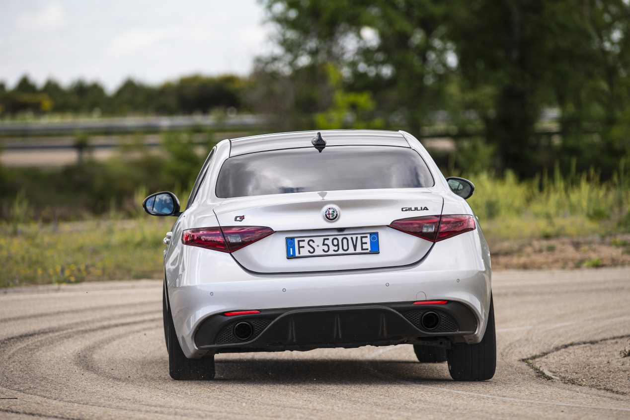 Comparativa: Alfa Romeo Giulia 2.0T Veloce vs Kia Stinger 3.3 T-GDI GT