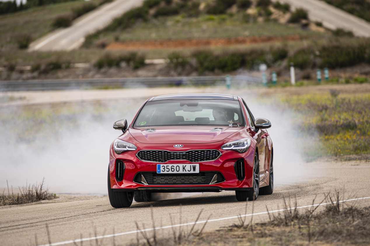 Comparativa: Alfa Romeo Giulia 2.0T Veloce vs Kia Stinger 3.3 T-GDI GT