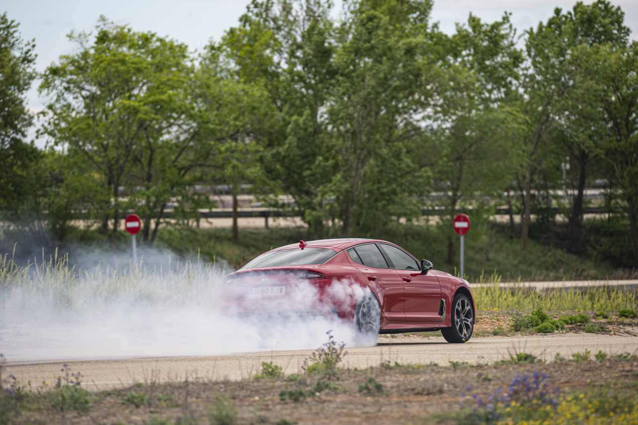Comparativa: Alfa Romeo Giulia 2.0T Veloce vs Kia Stinger 3.3 T-GDI GT